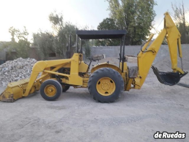 Retroexcavadora John Deere Usado en Mendoza, deRuedas