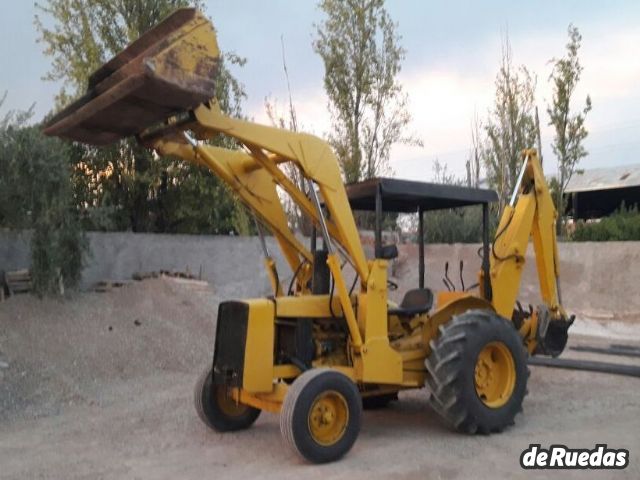 Retroexcavadora John Deere Usado en Mendoza, deRuedas