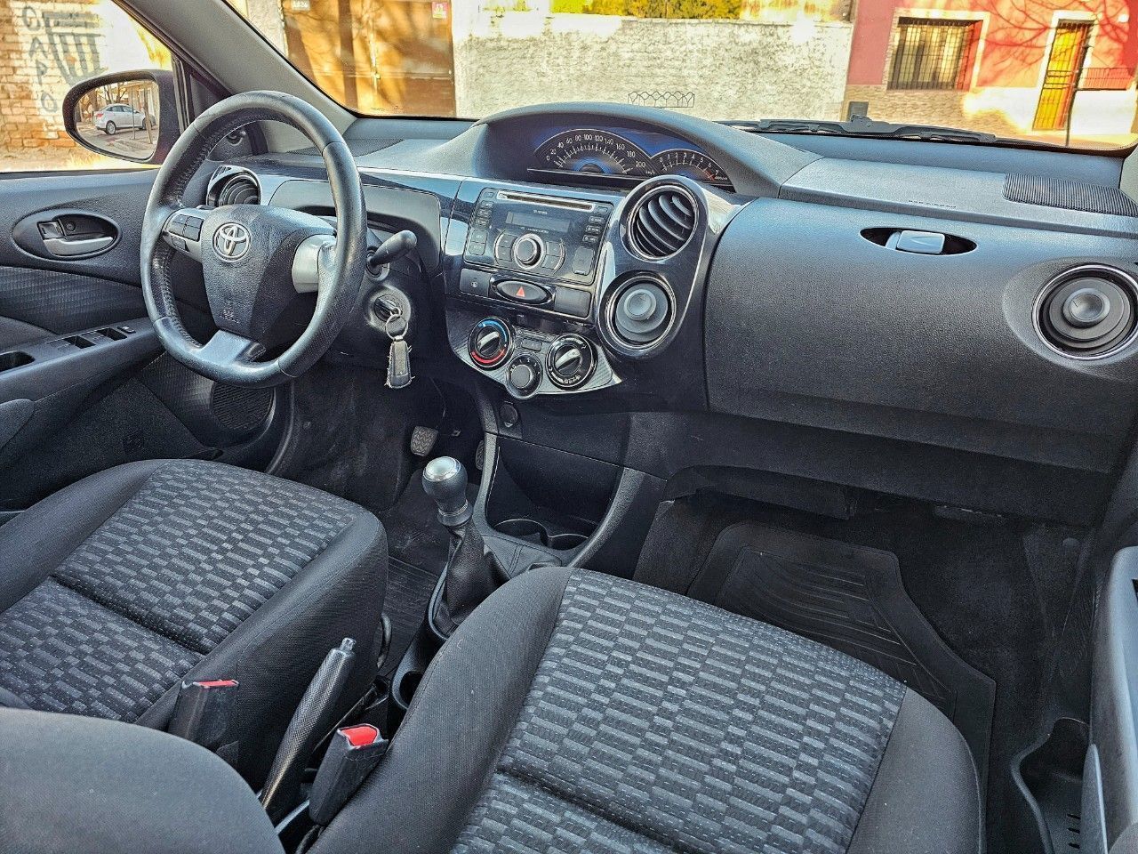 Toyota Etios Usado en Mendoza, deRuedas