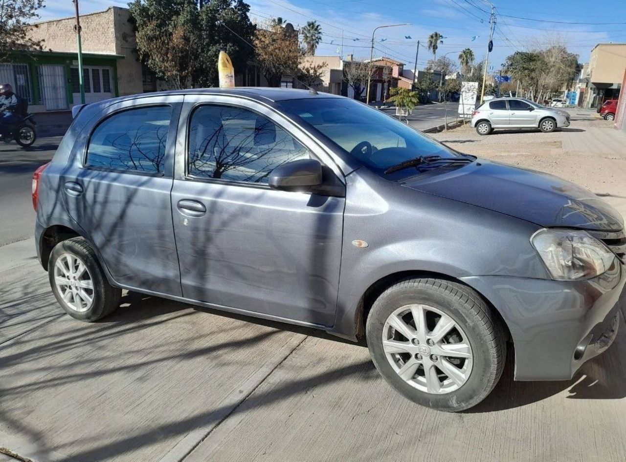 Toyota Etios Usado en Mendoza, deRuedas