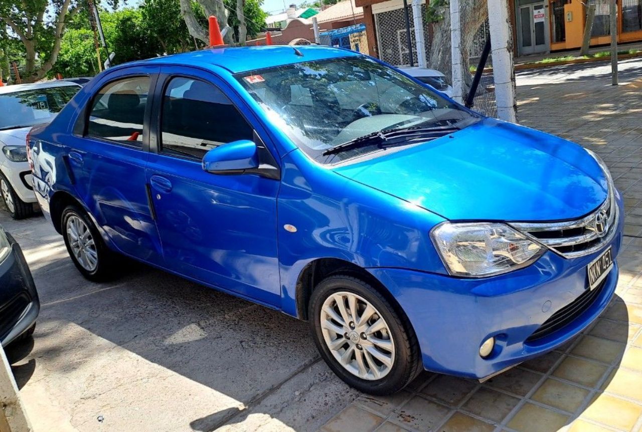 Toyota Etios Usado en San Juan, deRuedas