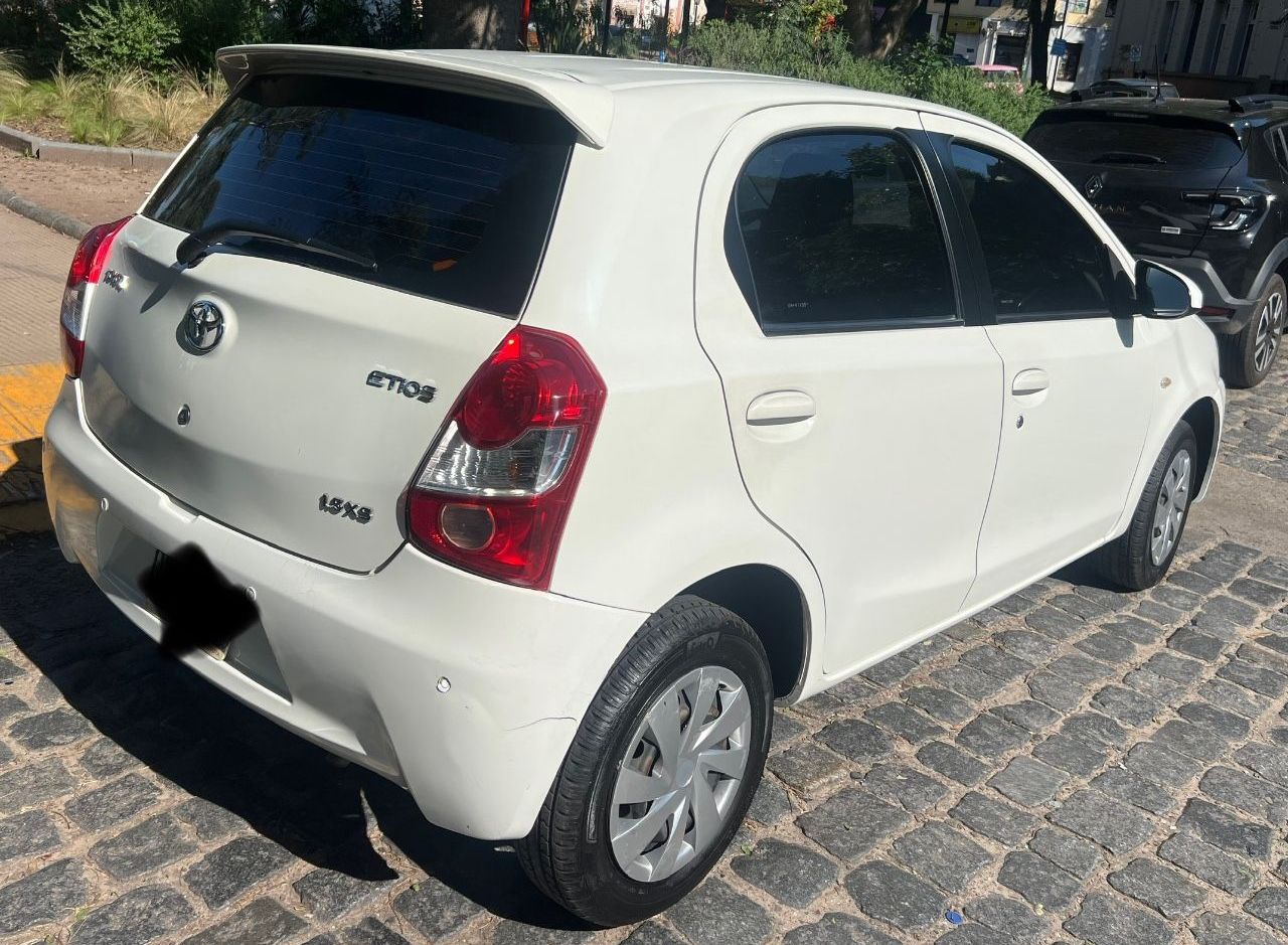 Toyota Etios Usado en Buenos Aires, deRuedas