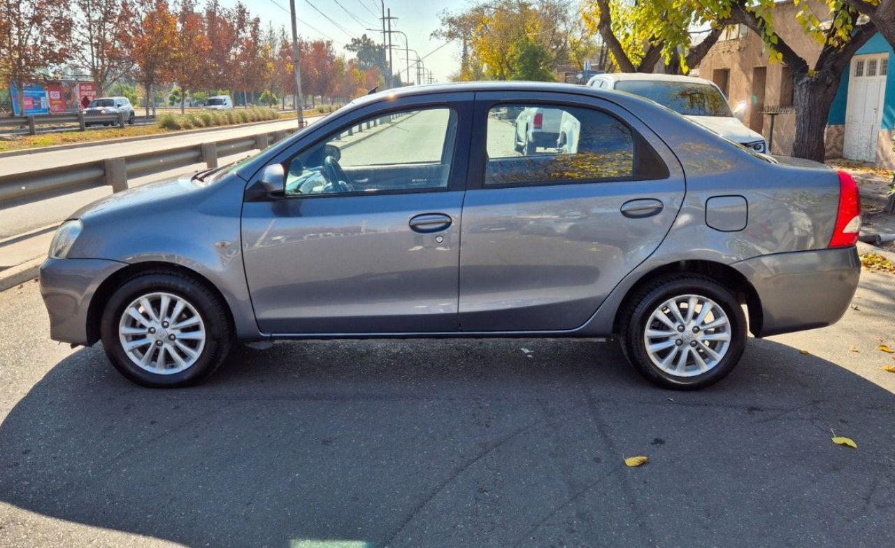 Toyota Etios Usado en Mendoza, deRuedas