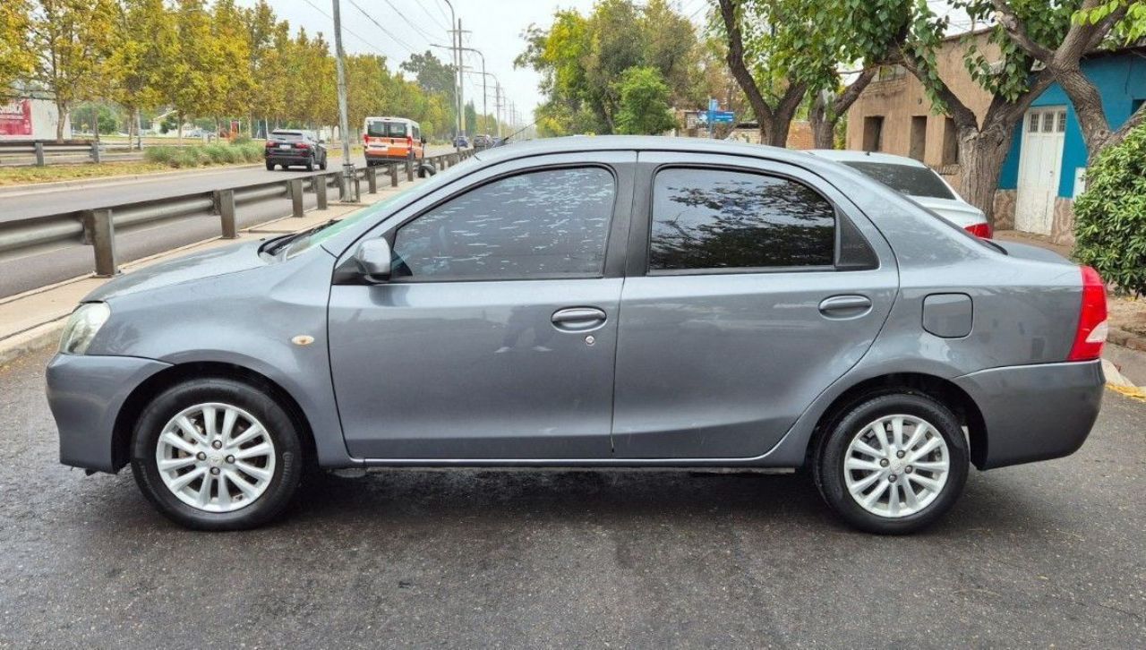 Toyota Etios Usado Financiado en Mendoza, deRuedas