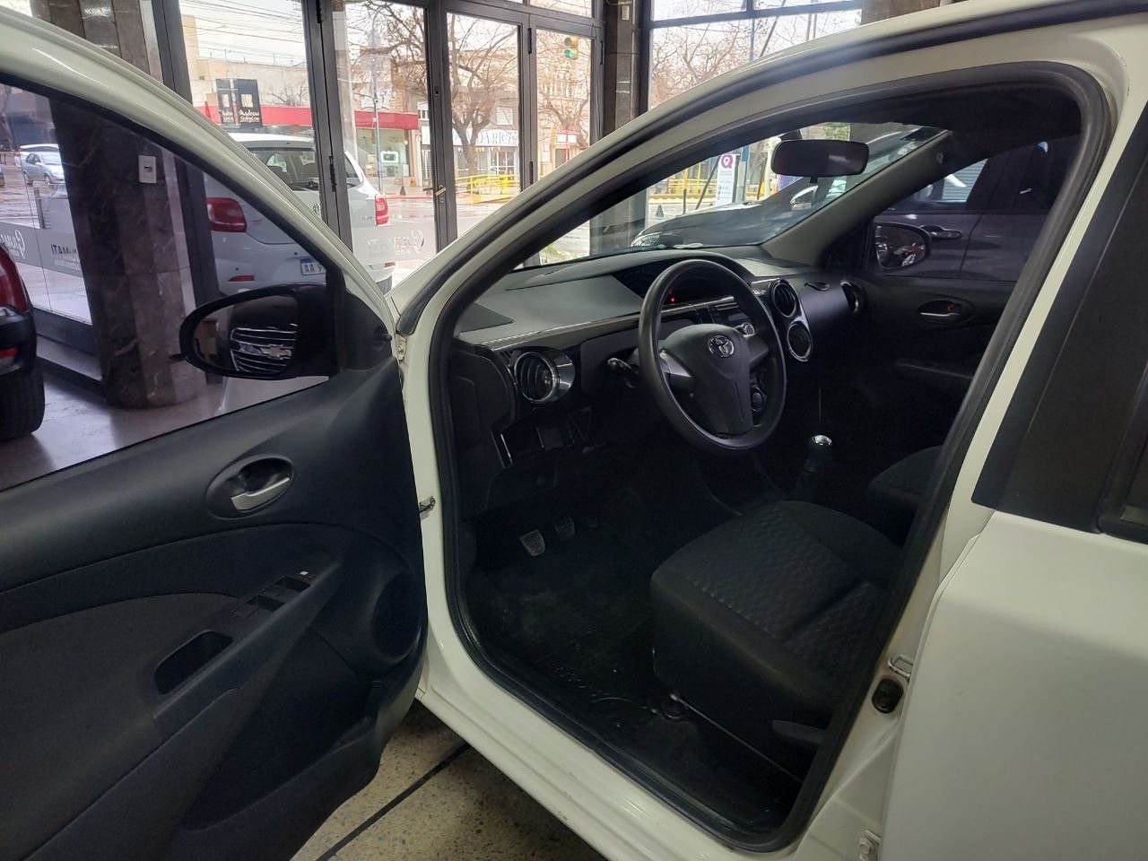 Toyota Etios Usado Financiado en Mendoza, deRuedas