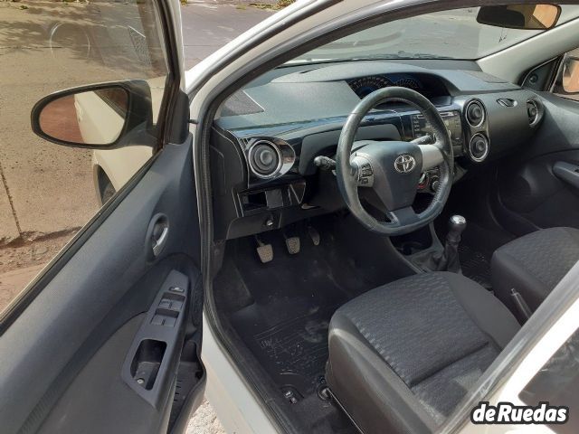 Toyota Etios Usado en Mendoza, deRuedas