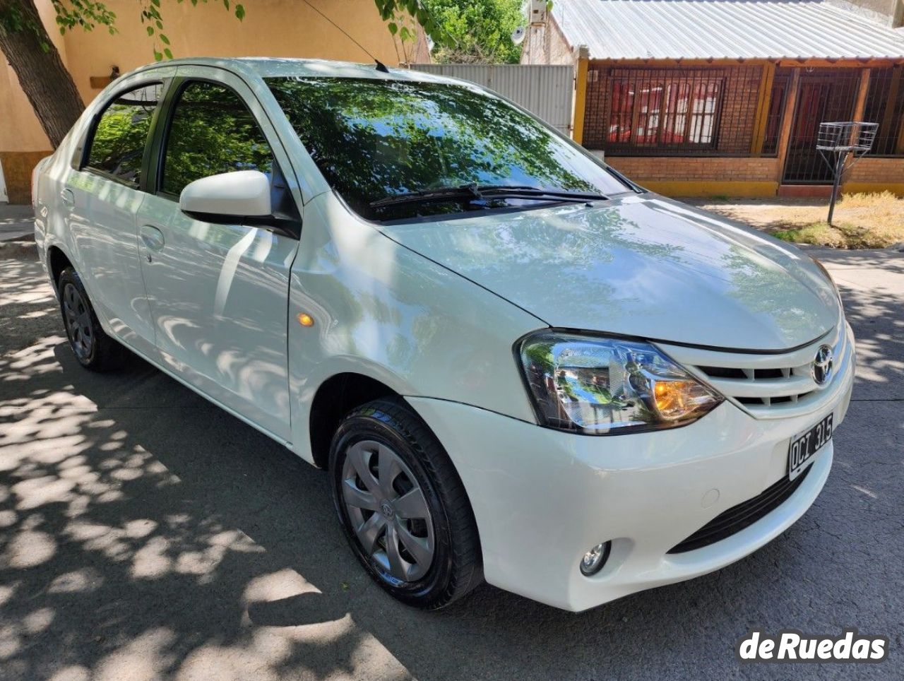 Toyota Etios Usado en Mendoza, deRuedas