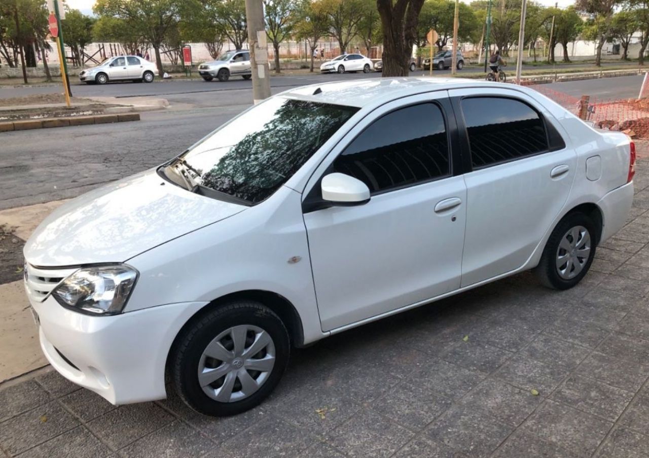 Toyota Etios Usado en Salta, deRuedas