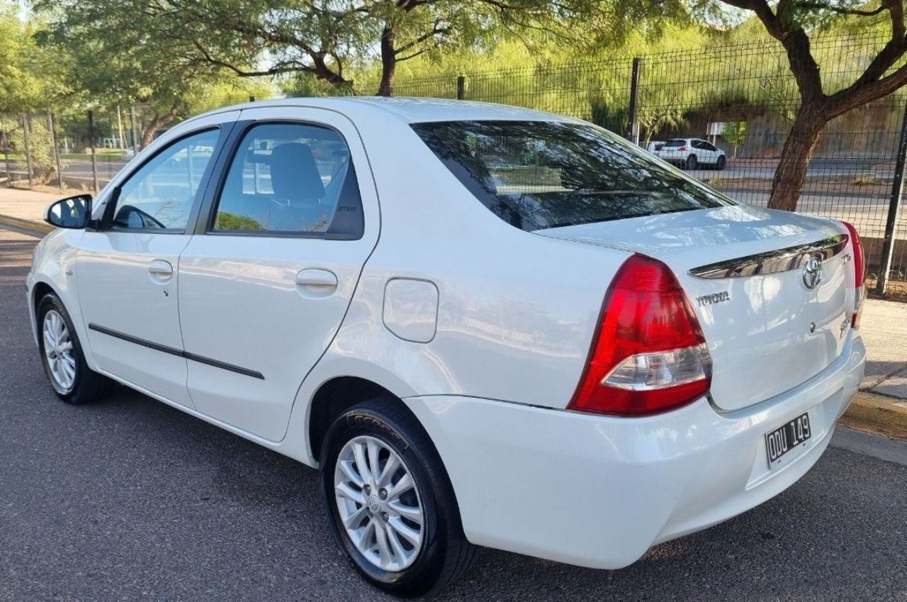 Toyota Etios Usado en Mendoza, deRuedas