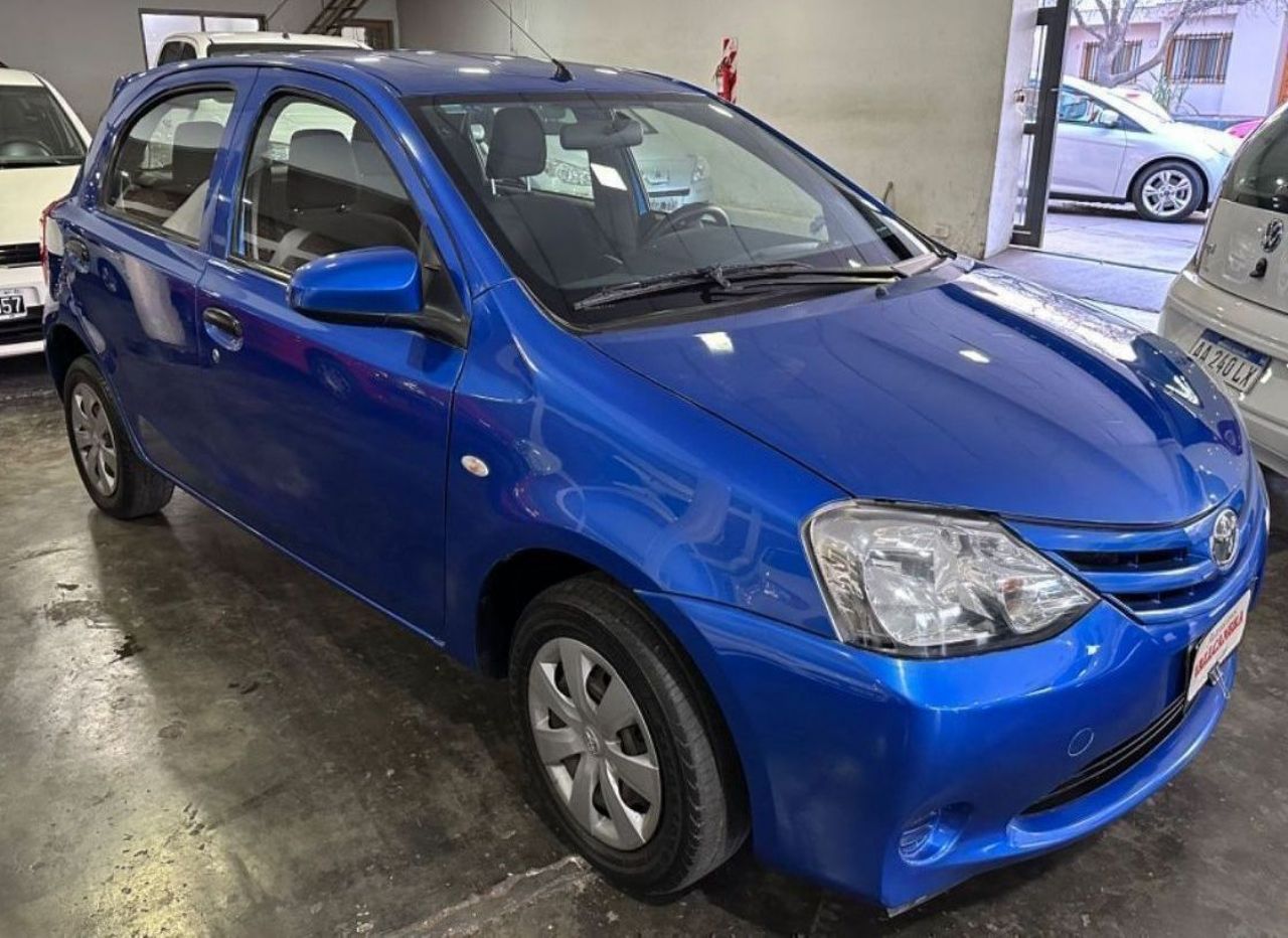Toyota Etios Usado en Mendoza, deRuedas