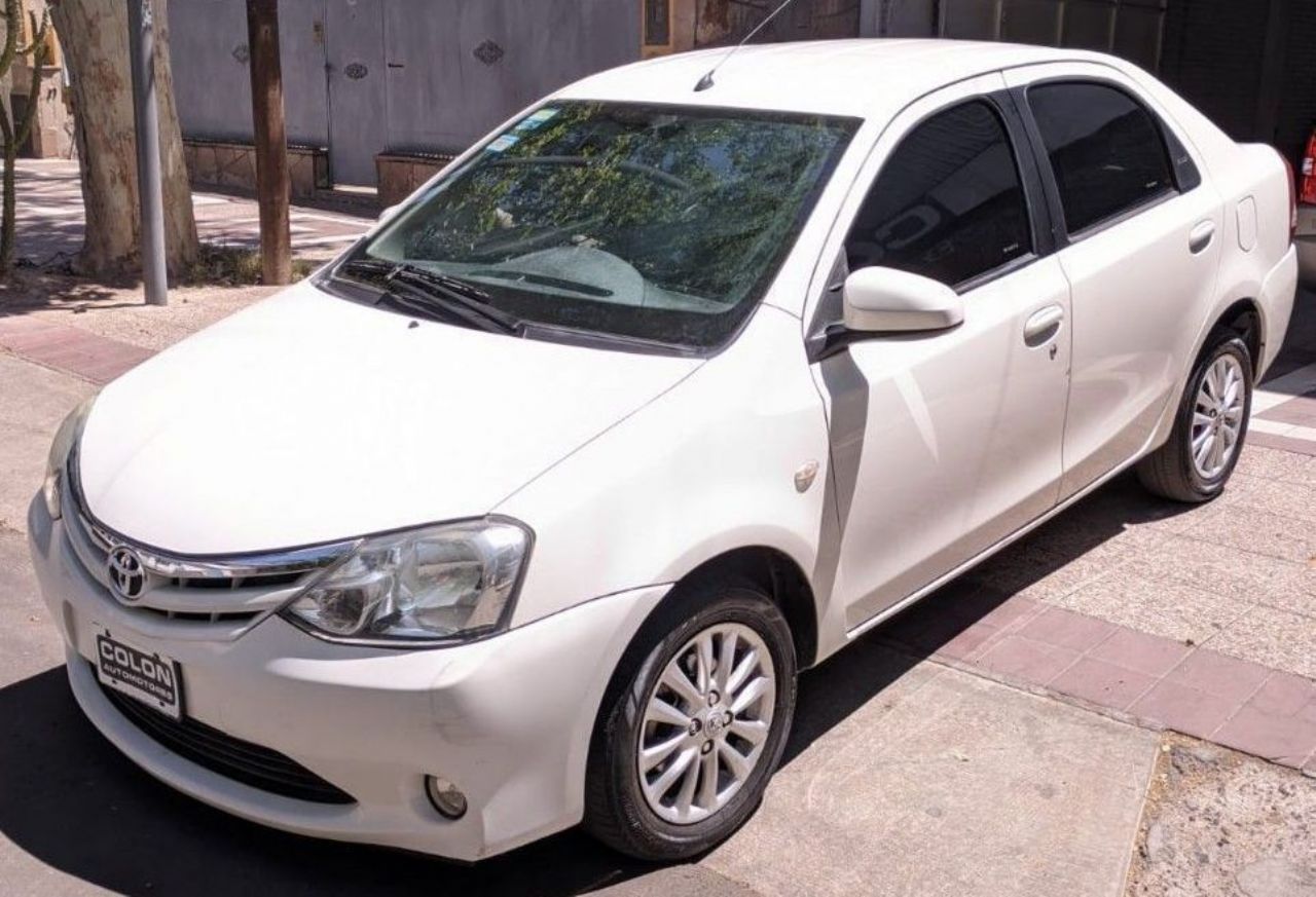 Toyota Etios Usado Financiado en Mendoza, deRuedas