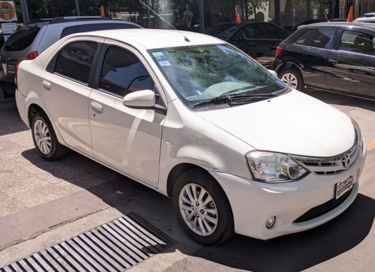 Toyota Etios Usado Financiado en Mendoza, deRuedas