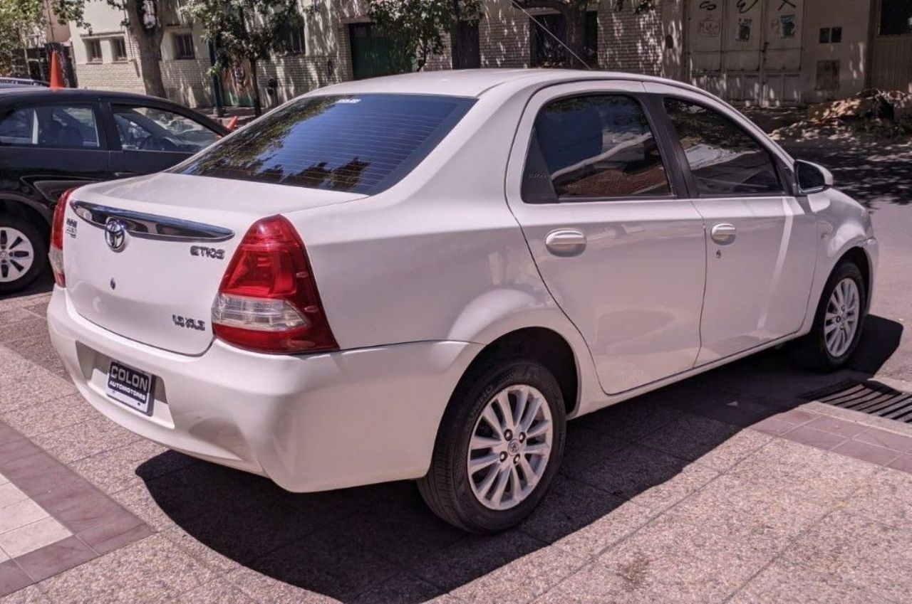 Toyota Etios Usado Financiado en Mendoza, deRuedas