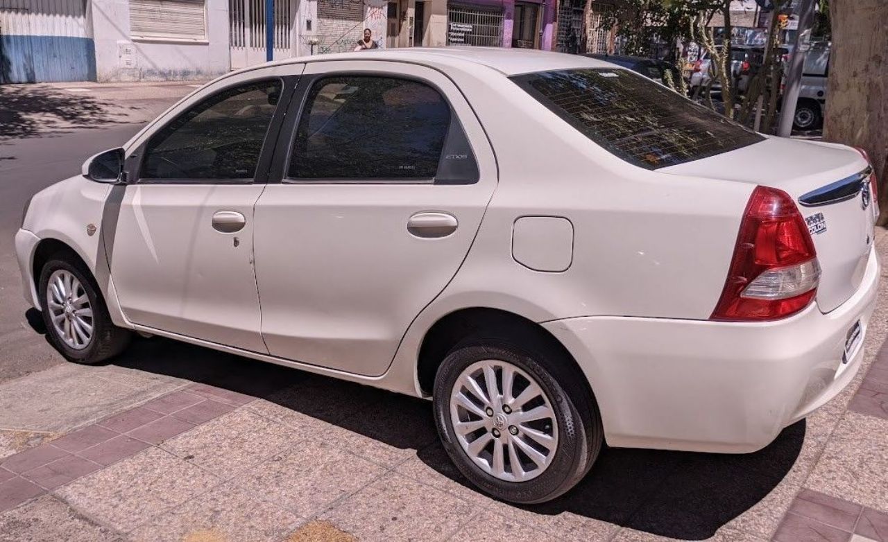 Toyota Etios Usado Financiado en Mendoza, deRuedas