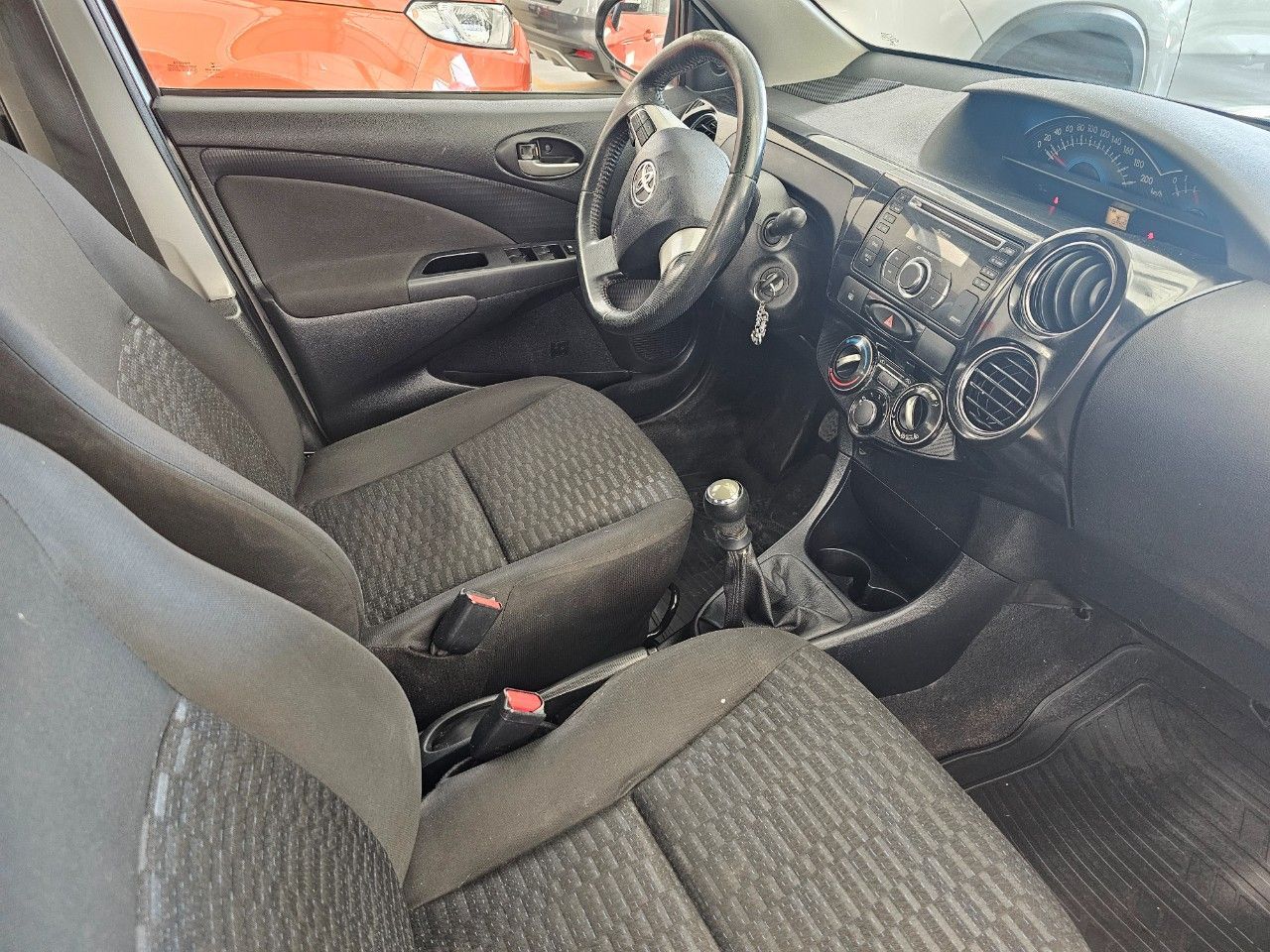 Toyota Etios Usado Financiado en Mendoza, deRuedas