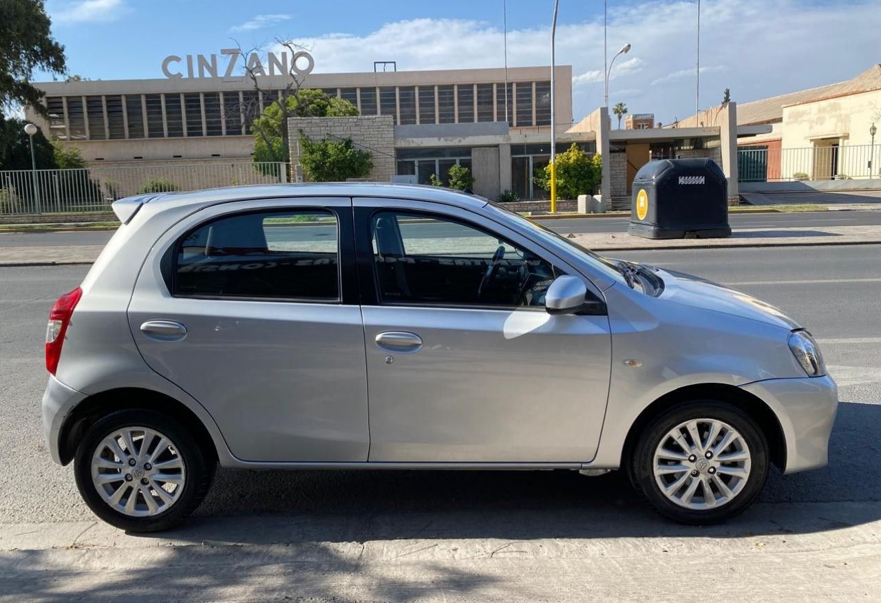 Toyota Etios Usado Financiado en San Juan, deRuedas