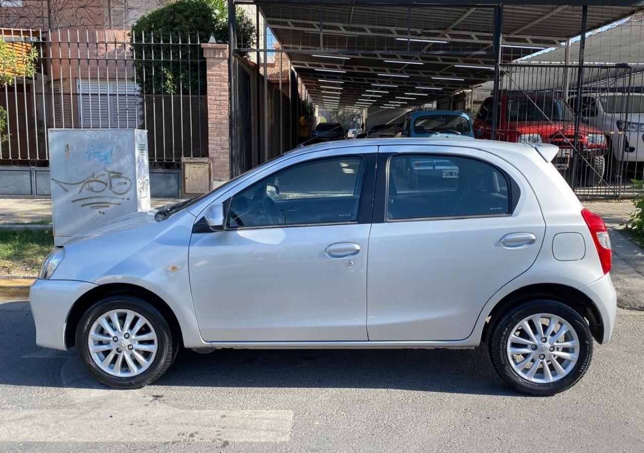 Toyota Etios Usado Financiado en San Juan, deRuedas