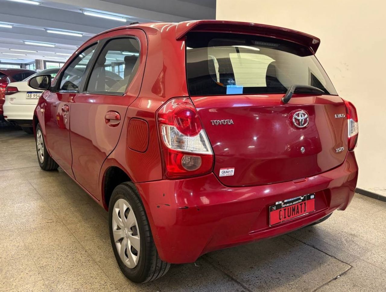 Toyota Etios Usado Financiado en Mendoza, deRuedas
