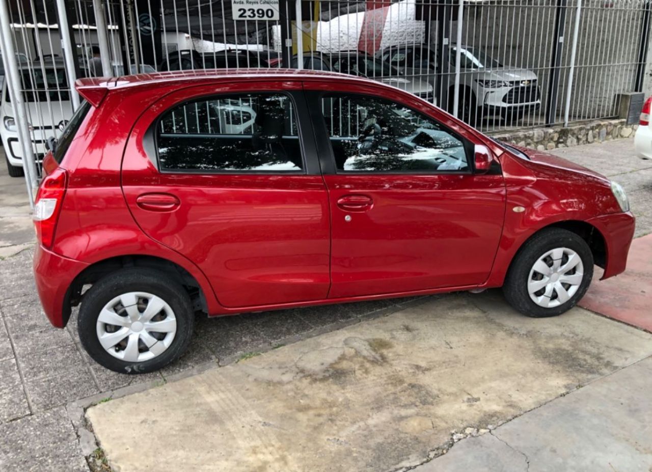 Toyota Etios Usado en Salta, deRuedas