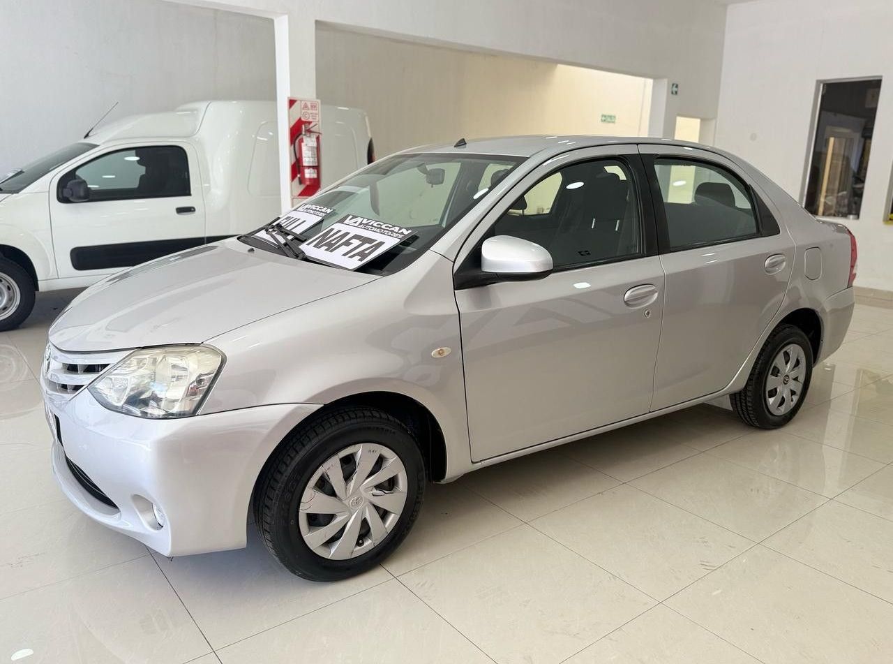 Toyota Etios Usado Financiado en Mendoza, deRuedas