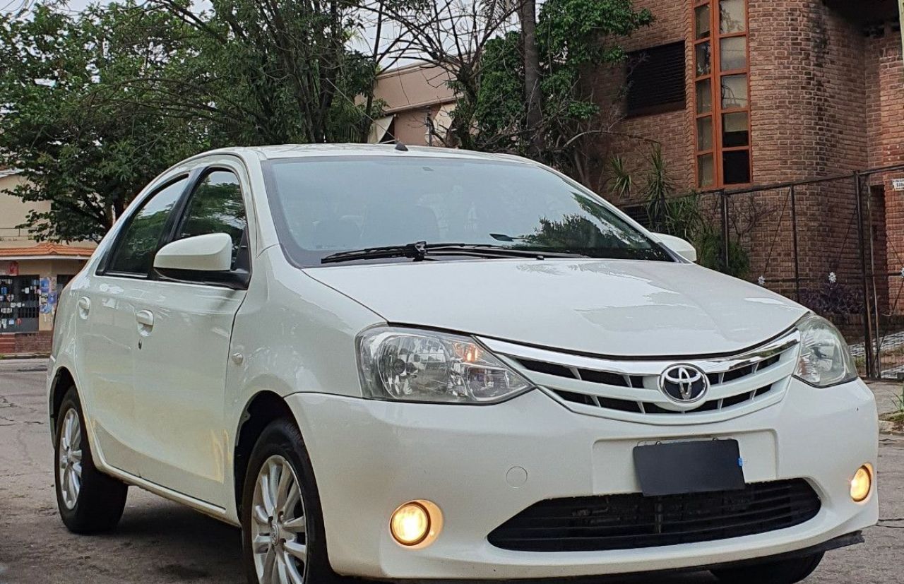 Toyota Etios Usado Financiado en Córdoba, deRuedas