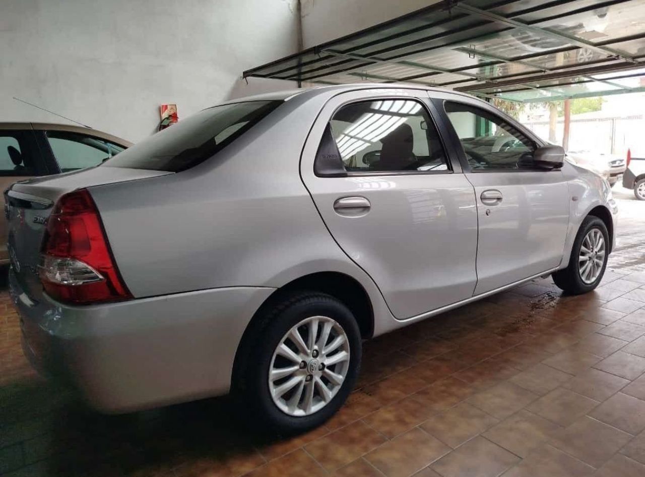 Toyota Etios Usado en Córdoba, deRuedas