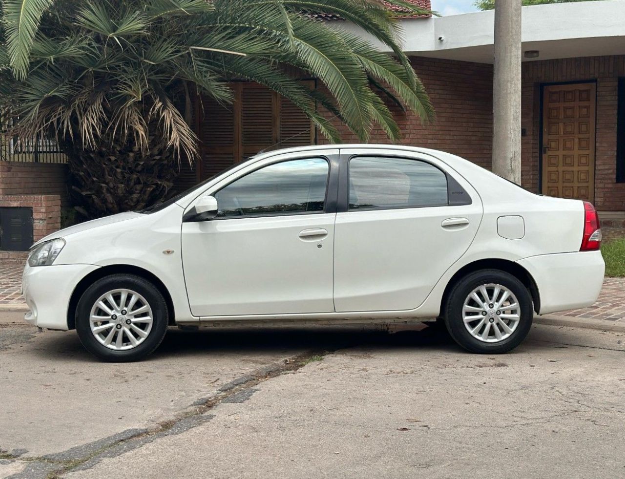 Toyota Etios Usado Financiado en Córdoba, deRuedas