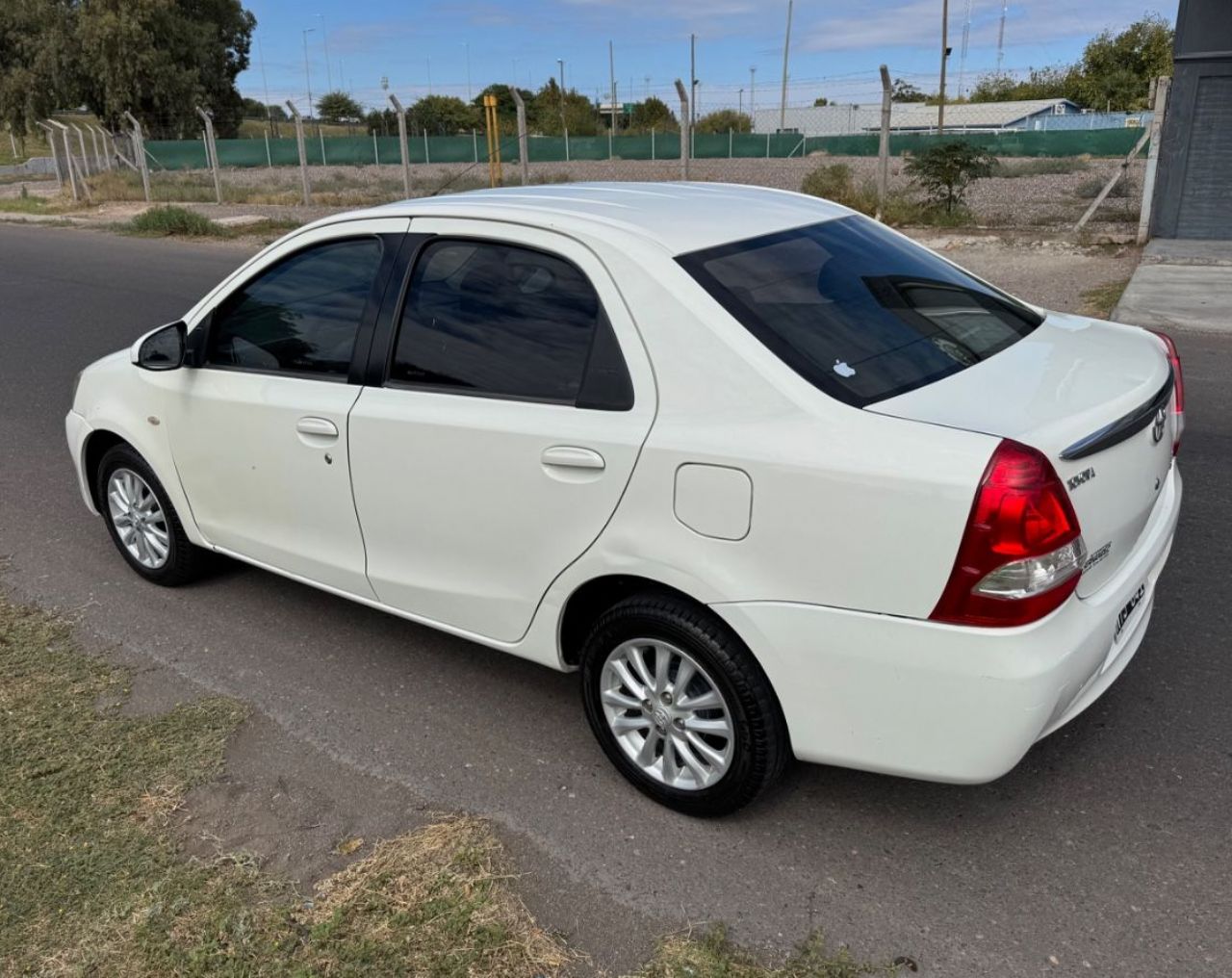 Toyota Etios Usado Financiado en San Juan, deRuedas