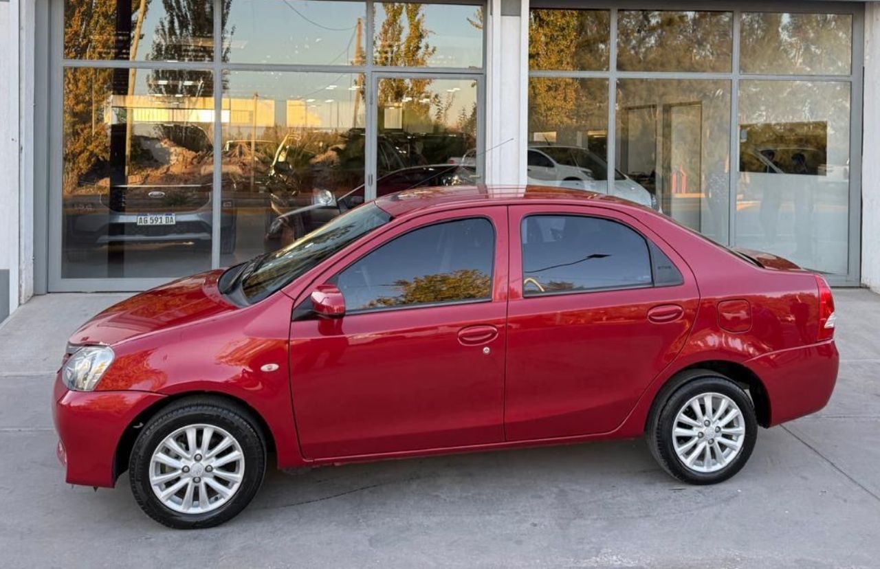 Toyota Etios Usado en Mendoza, deRuedas
