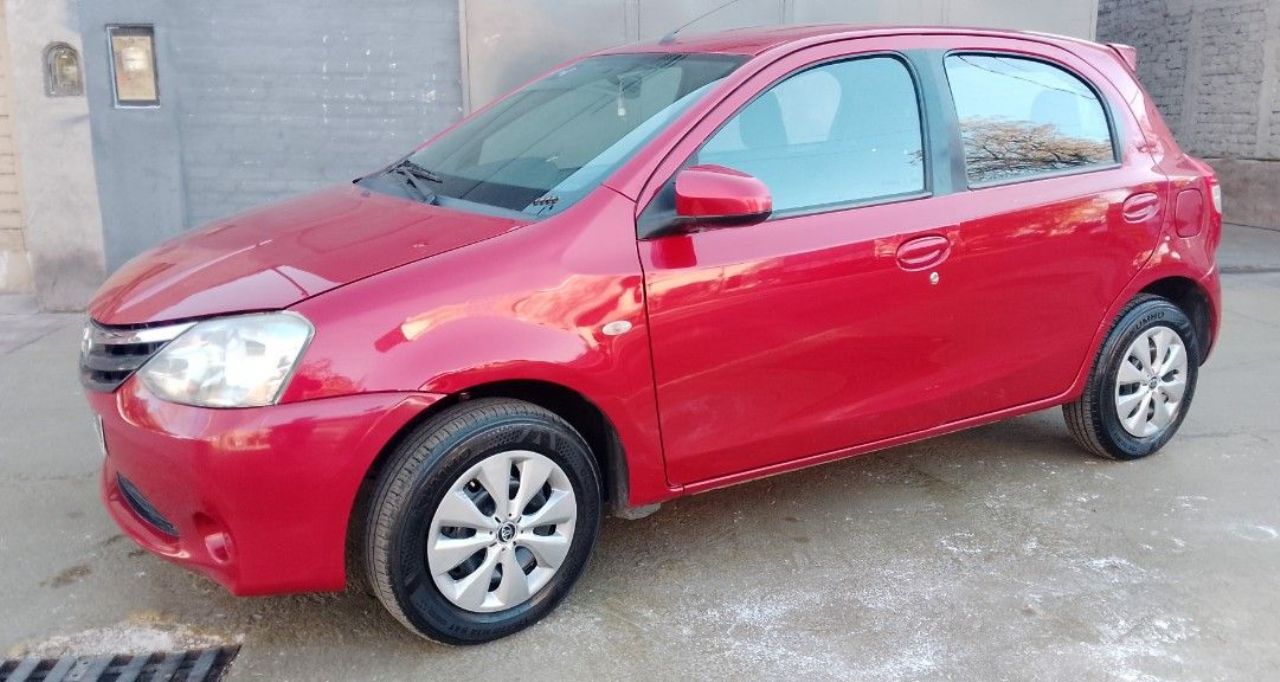 Toyota Etios Usado en Mendoza, deRuedas