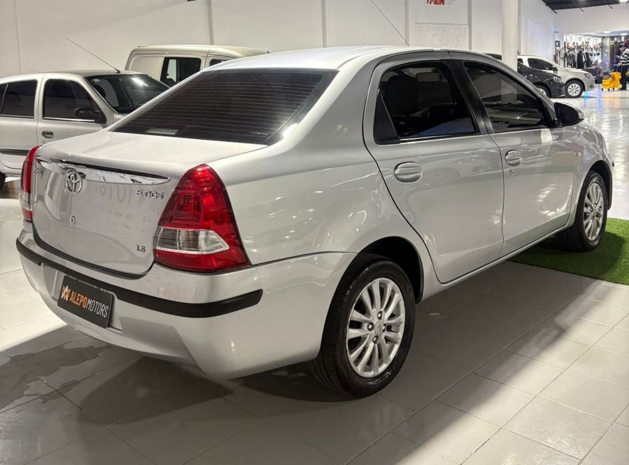 Toyota Etios Usado en Mendoza, deRuedas