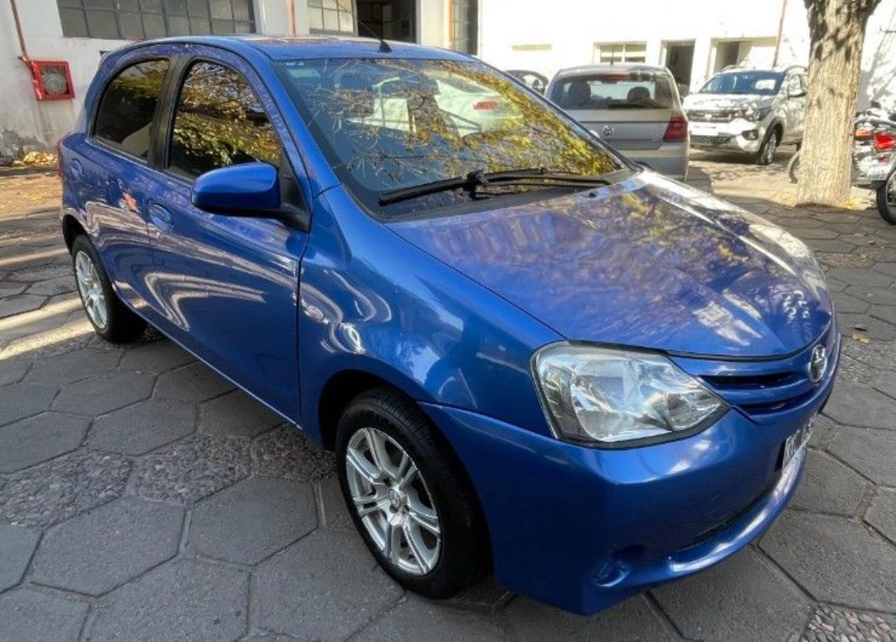 Toyota Etios Usado en Mendoza, deRuedas
