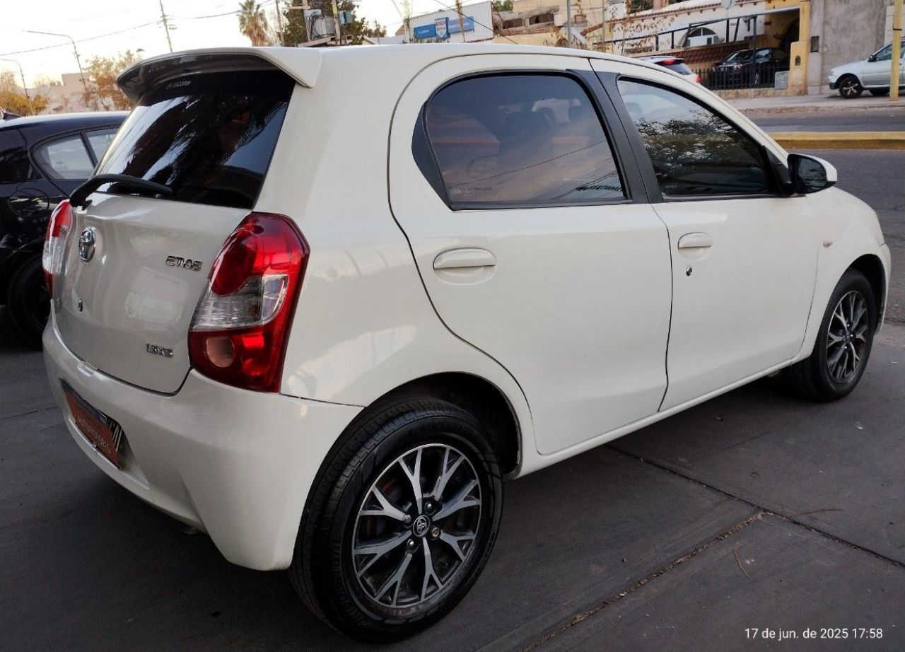 Toyota Etios Usado Financiado en Mendoza, deRuedas
