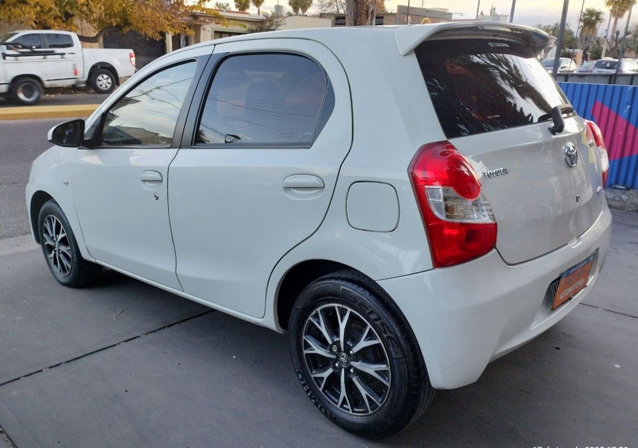 Toyota Etios Usado Financiado en Mendoza, deRuedas