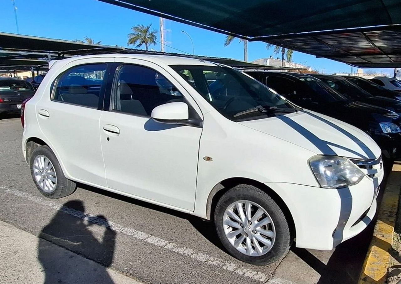 Toyota Etios Usado en Córdoba, deRuedas
