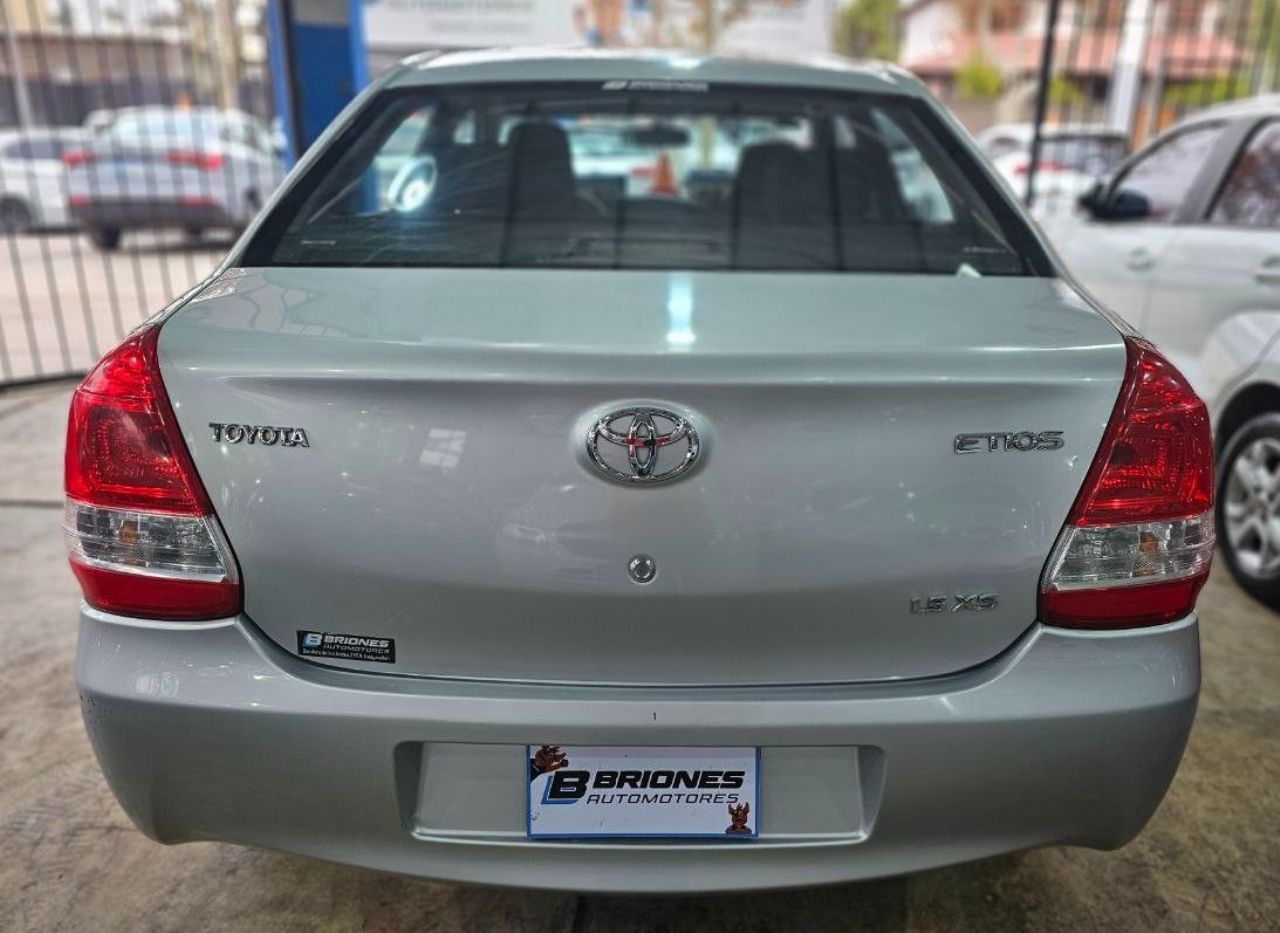Toyota Etios Usado en Mendoza, deRuedas