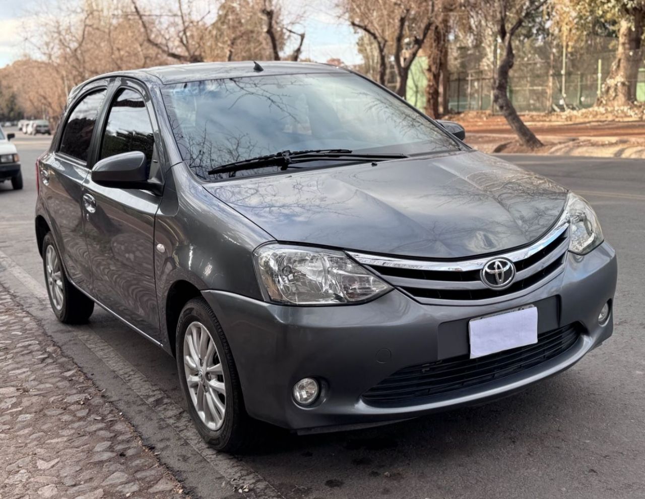 Toyota Etios Usado en Mendoza, deRuedas