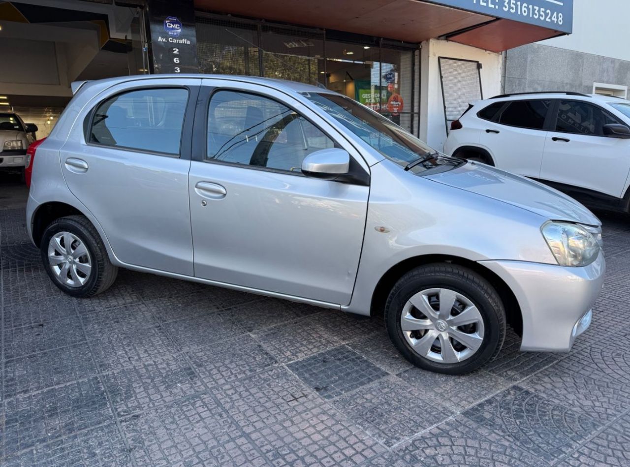 Toyota Etios Usado Financiado en Córdoba, deRuedas