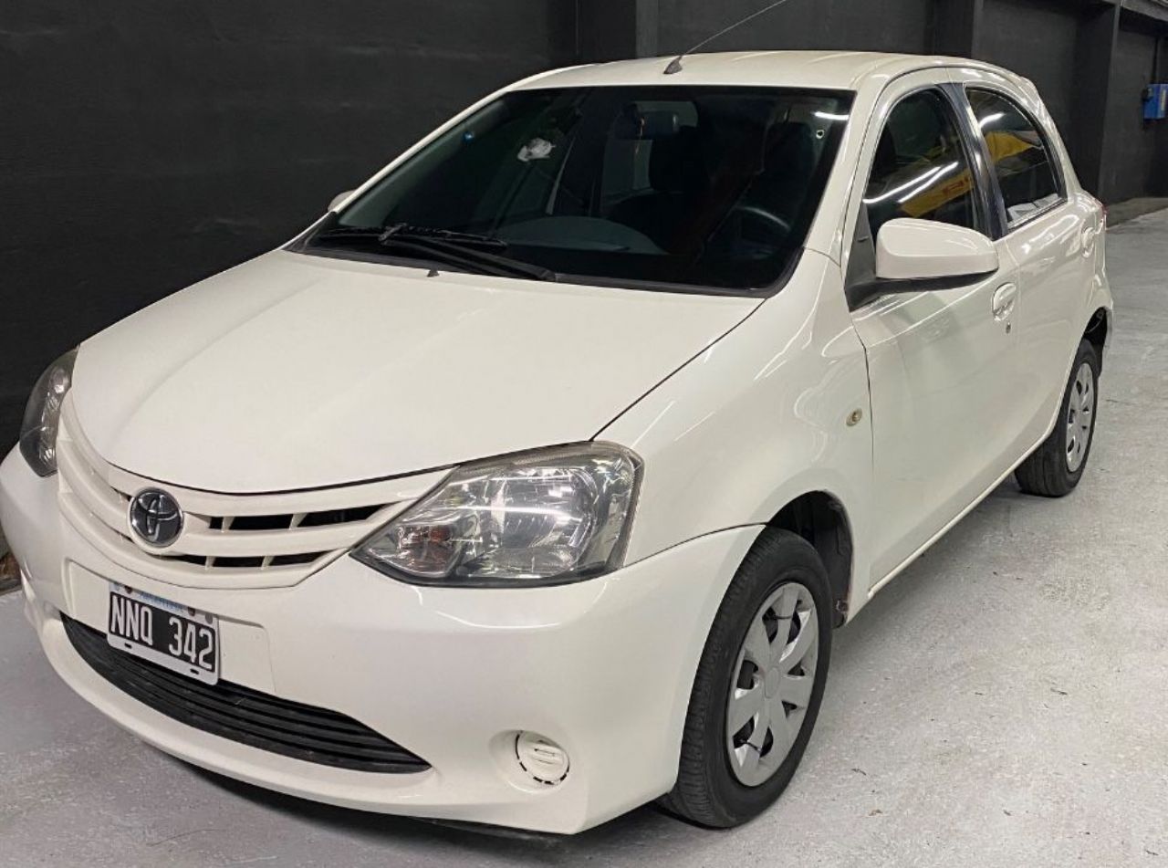 Toyota Etios Usado Financiado en Córdoba, deRuedas