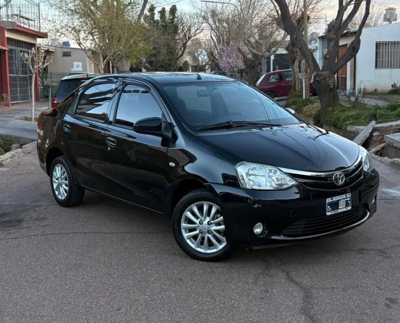 Toyota Etios Usado Financiado en Mendoza, deRuedas