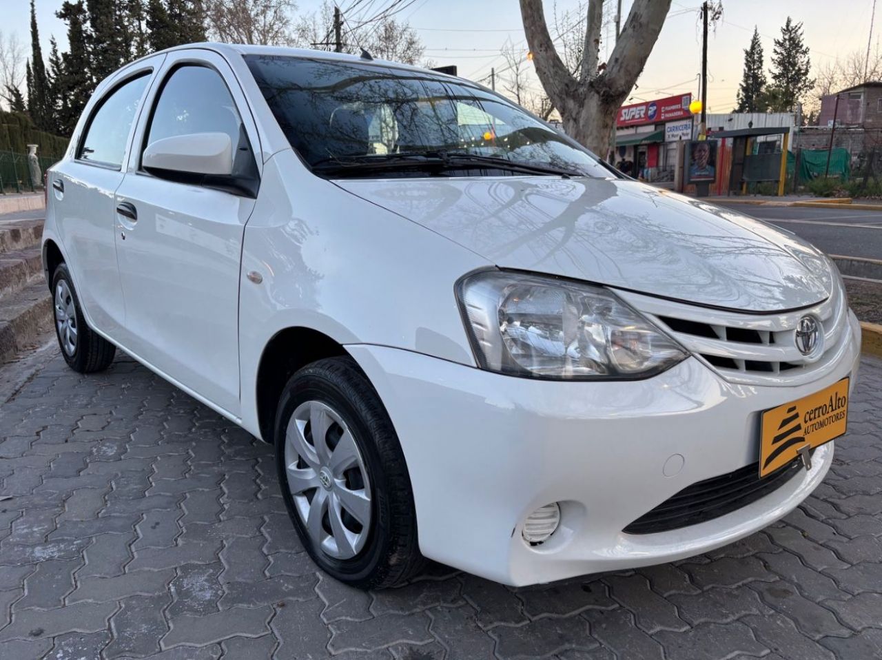 Toyota Etios Usado en Mendoza, deRuedas