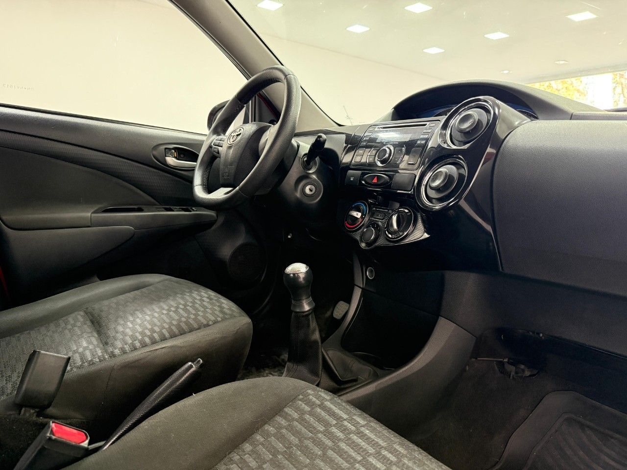 Toyota Etios Usado Financiado en Mendoza, deRuedas