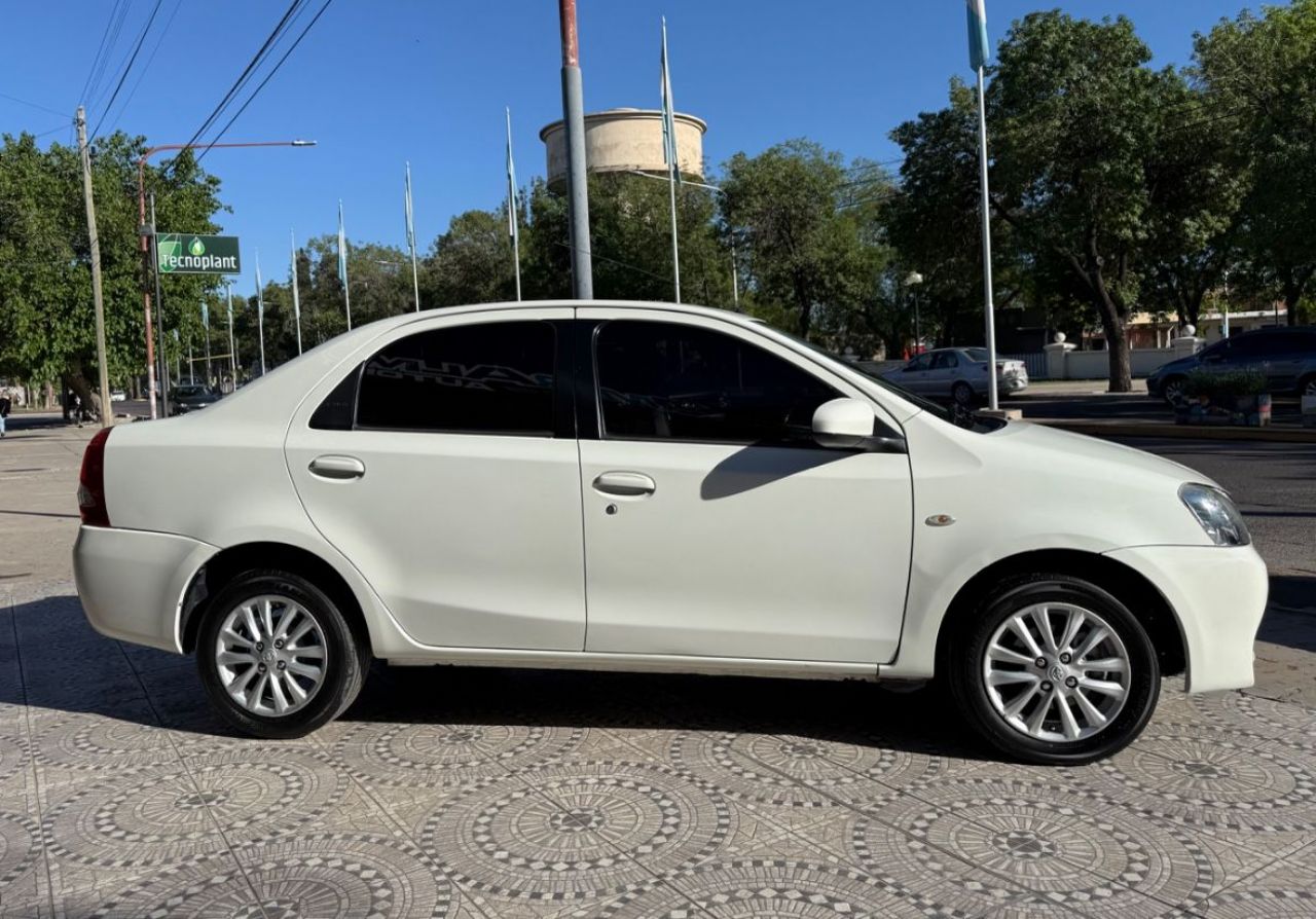 Toyota Etios Usado Financiado en Mendoza, deRuedas