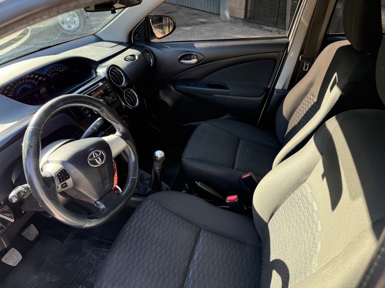 Toyota Etios Usado Financiado en Mendoza, deRuedas