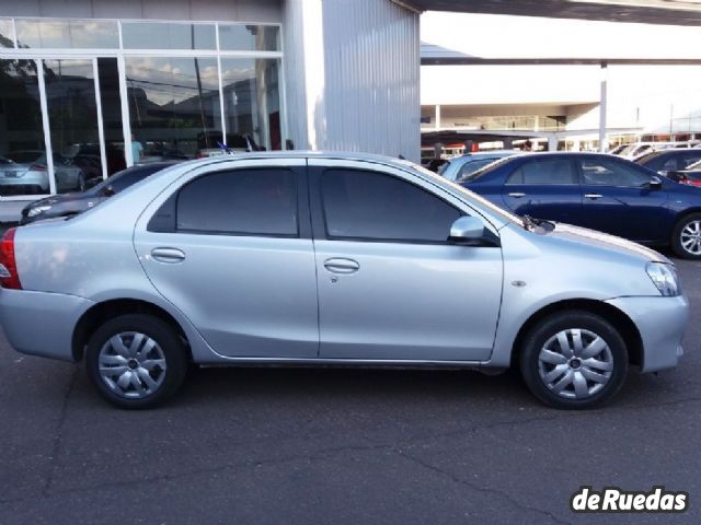 Toyota Etios Usado en Mendoza, deRuedas