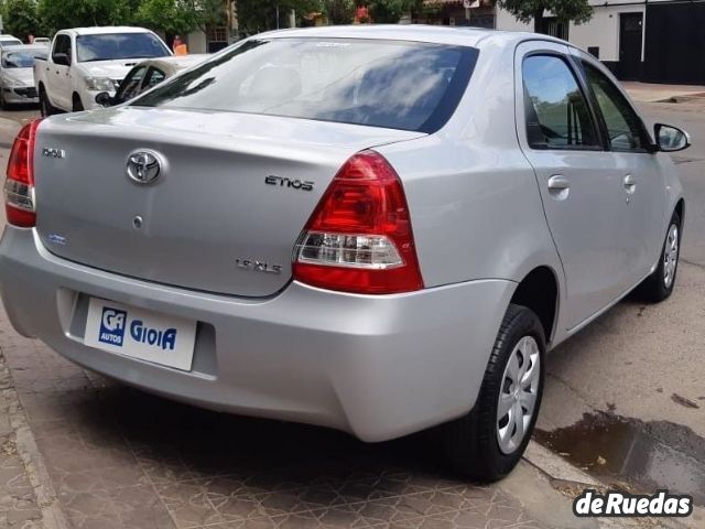 Toyota Etios Usado en Mendoza, deRuedas