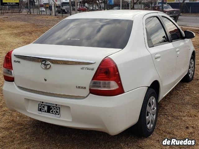 Toyota Etios Usado en Mendoza, deRuedas