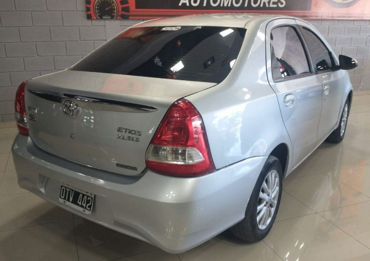 Toyota Etios Usado en Córdoba, deRuedas