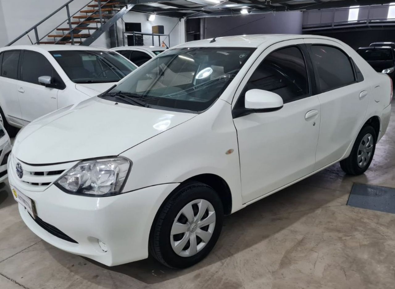 Toyota Etios Usado en Mendoza, deRuedas