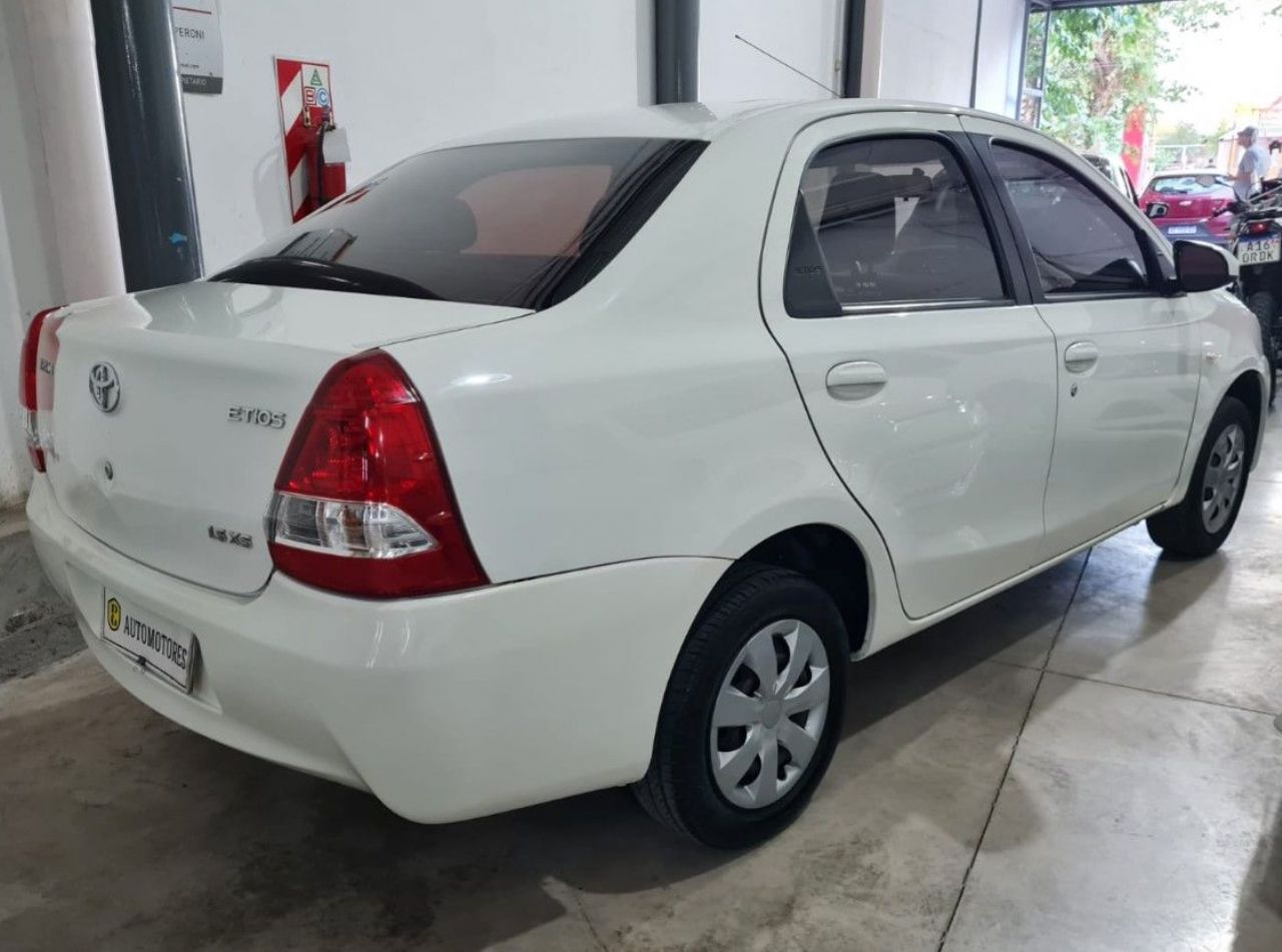 Toyota Etios Usado en Mendoza, deRuedas